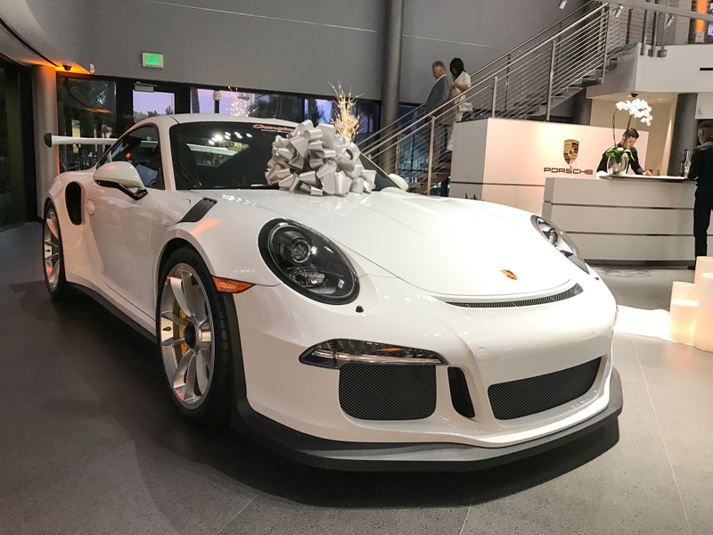 Illustration for article titled This Couple Topped Your Wildest Dreams By Getting Married In A Porsche Showroom